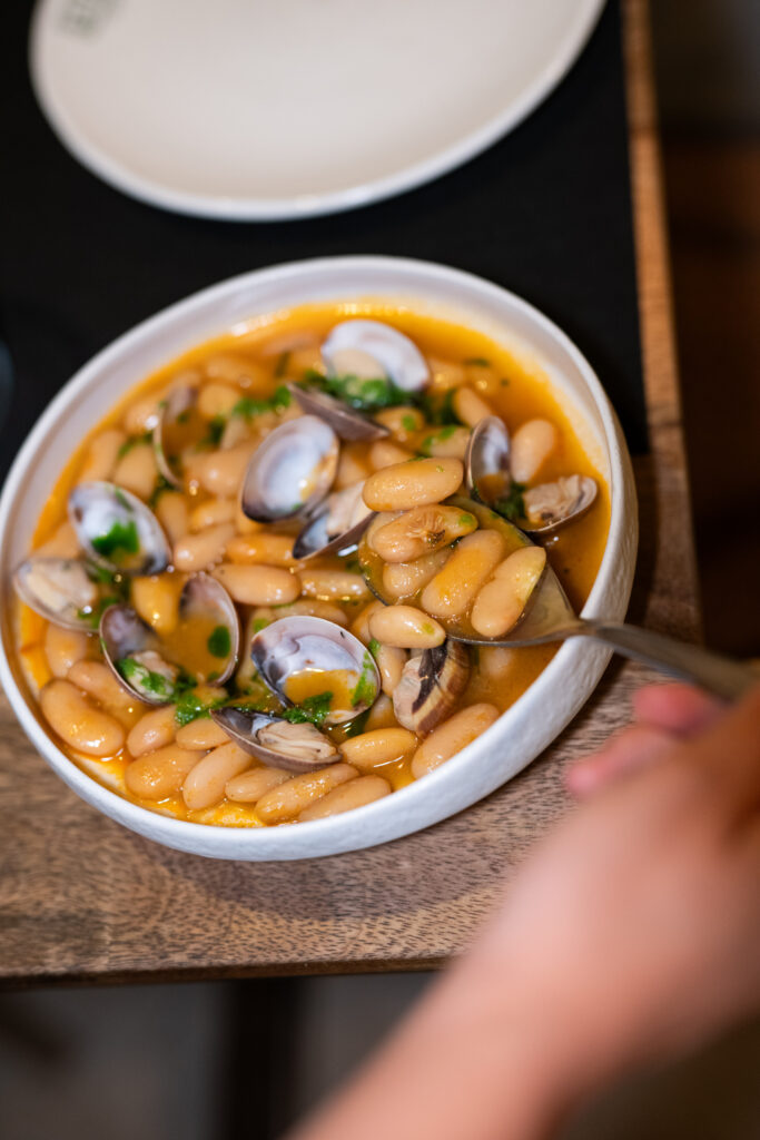 Fabes con almejas y salsa verde al pil pil en La Taska Sidrería