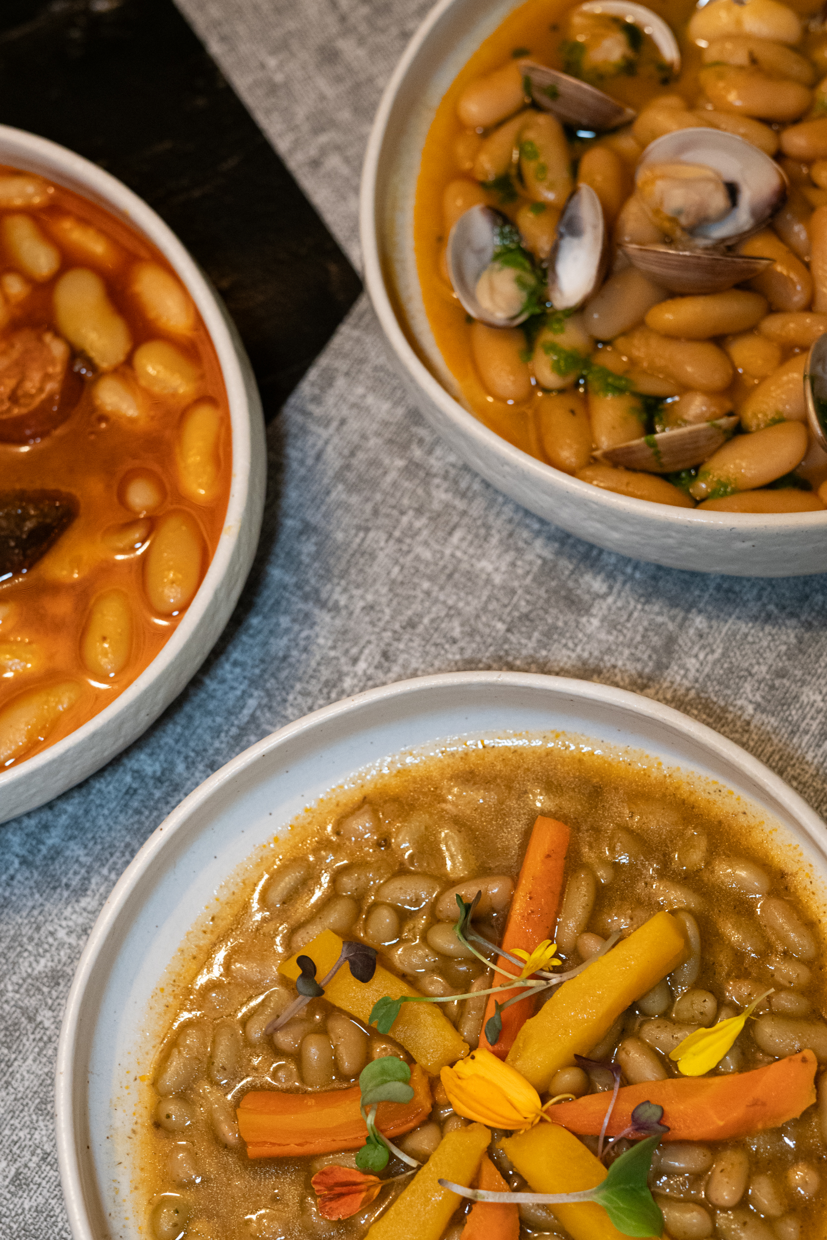 Fabada asturiana, fabes con almejas y verdinas: platos de cuchara en La Taska Valencia