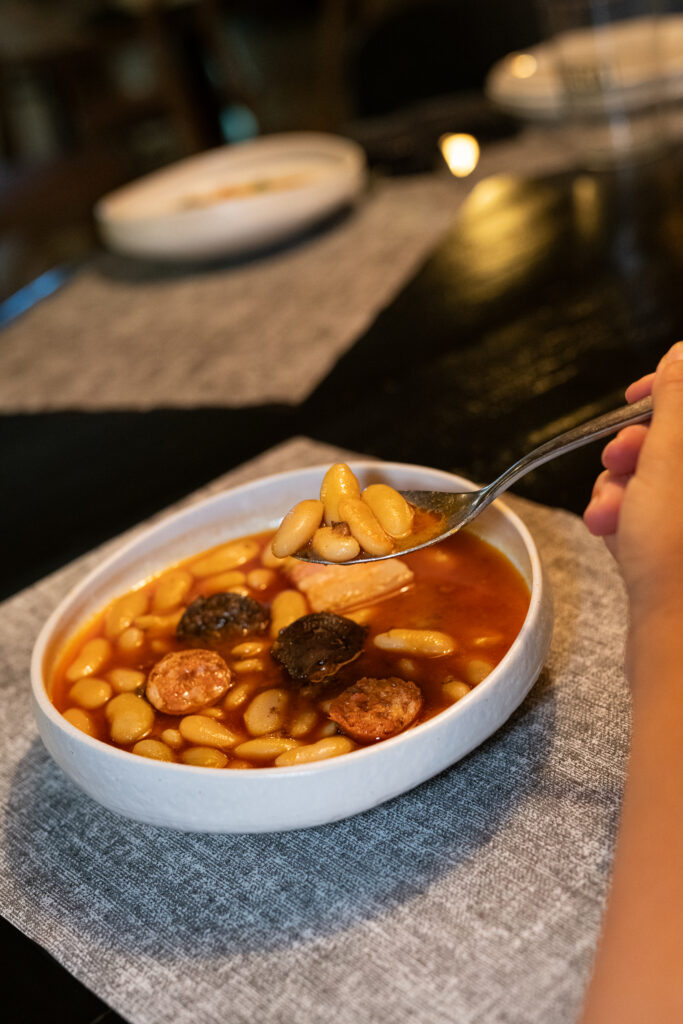 Fabada asturiana con compango servida en La Taska Sidrería, Valencia
